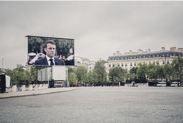 🇫🇷📸 INSOLITE - Absolument personne sur la place où était rediffusé Emmanuel #Macron sur un grand écran aux Champs-Élysées, image terrible pour le président. #8Mai #8Mai1945