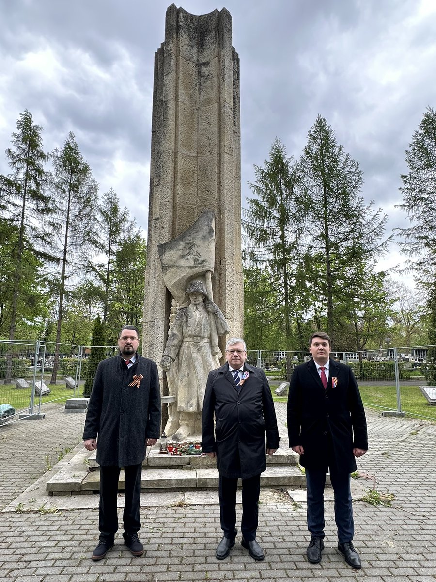 rusconskrakow's tweet photo. 🇵🇱W przeddzień 78. rocznicy zwycięstwa narodu radzieckiego w Wielkiej Wojnie Ojczyźnianej pracownicy Konsulatu Generalnego Rosji w Krakowie na czele z Konsulem Generalnym S. Liniewiczem wzięli udział w ceremonii złożenia kwiatów pod Pomnikiem Żołnierzy Radzieckich. https://t.co/5v8jW39Ufq