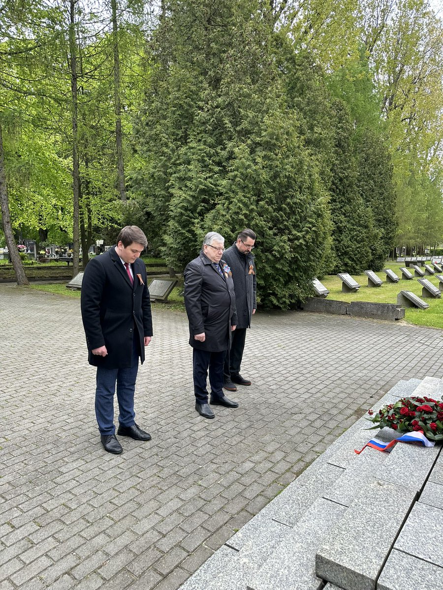 rusconskrakow's tweet photo. 🇵🇱W przeddzień 78. rocznicy zwycięstwa narodu radzieckiego w Wielkiej Wojnie Ojczyźnianej pracownicy Konsulatu Generalnego Rosji w Krakowie na czele z Konsulem Generalnym S. Liniewiczem wzięli udział w ceremonii złożenia kwiatów pod Pomnikiem Żołnierzy Radzieckich. https://t.co/5v8jW39Ufq