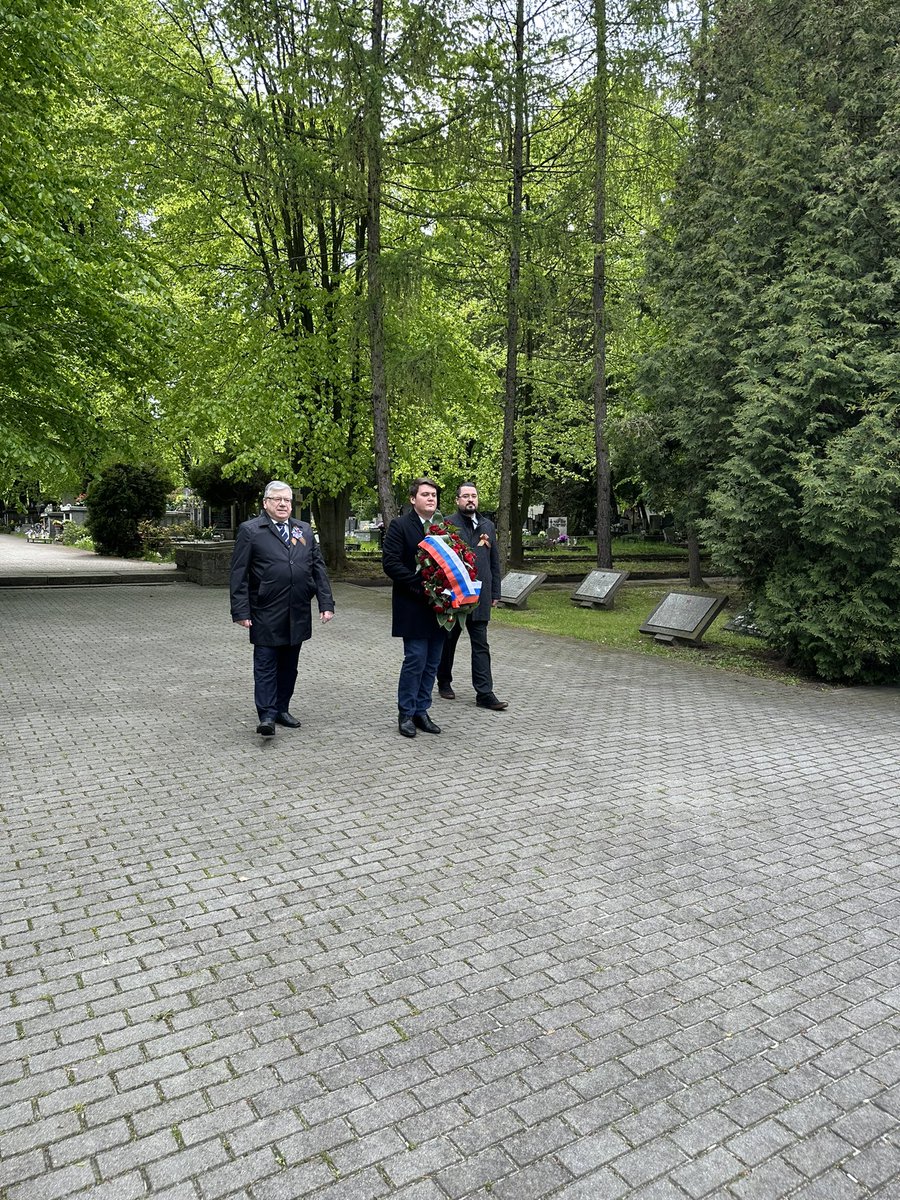 rusconskrakow's tweet photo. 🇵🇱W przeddzień 78. rocznicy zwycięstwa narodu radzieckiego w Wielkiej Wojnie Ojczyźnianej pracownicy Konsulatu Generalnego Rosji w Krakowie na czele z Konsulem Generalnym S. Liniewiczem wzięli udział w ceremonii złożenia kwiatów pod Pomnikiem Żołnierzy Radzieckich. https://t.co/5v8jW39Ufq