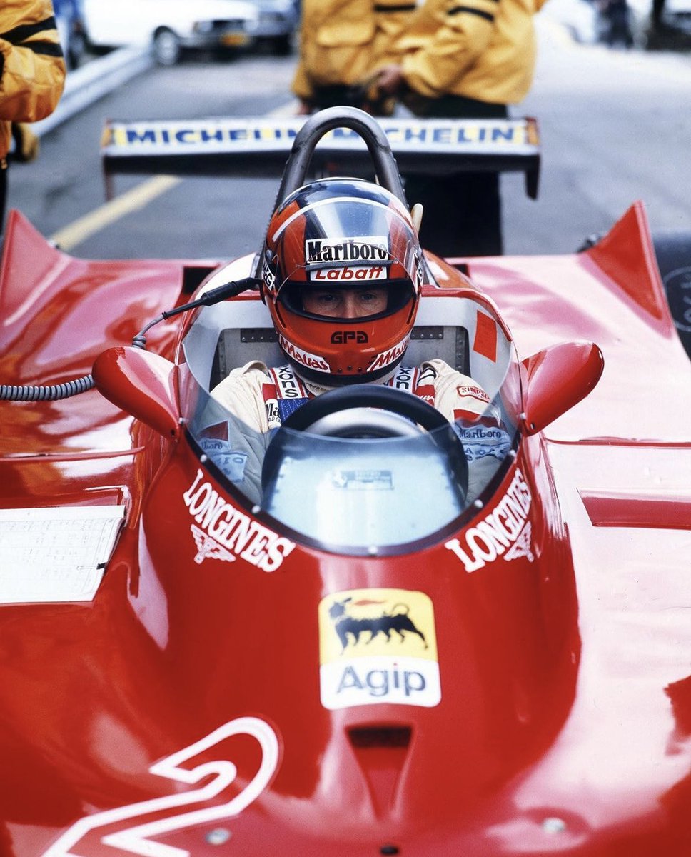 poesiadeimotori's tweet photo. La storia e la carriera di Gilles Villeneuve sono un grande insegnamento, oggi più che mai.
Oggi che la Formula Uno viene fatta passare per un ammasso di numeri senza i quali non si è abbastanza.
Ci insegna che si può essere grandi anche senza gloria.
Che l’essenza delle corse non è nei titoli.
Non solo, perlomeno.
Che le vittorie sono solo uno dei parametri per misurare un campione.
Gilles Villeneuve non ha vinto nulla, eppure li ha conquistati tutti.
E nessuno lo dimenticherà mai.