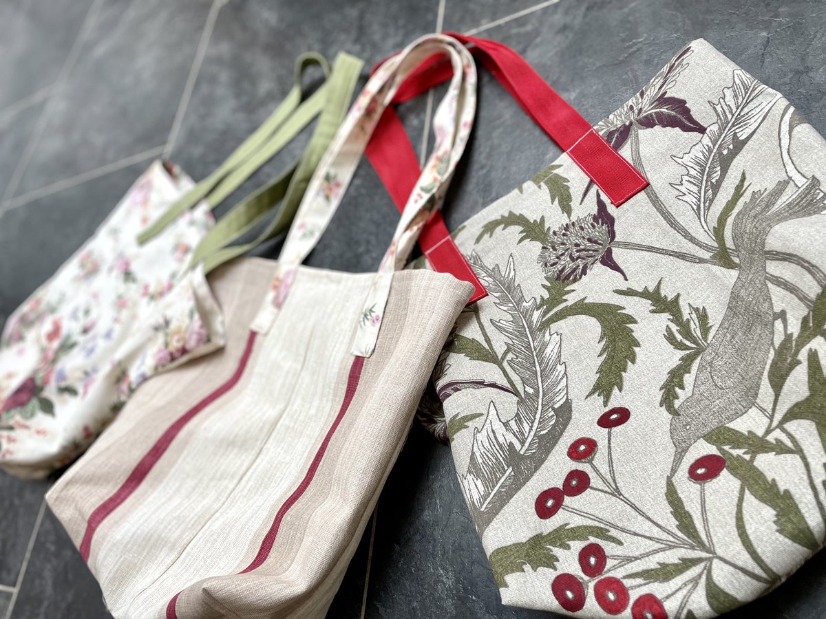 flashMHandmade's tweet image. Here are my new handmade fabric shoppers ready to go on my market in Edgbaston this weekend (13th May). 

Just fold them up and pop them in your smaller bag in case you need them. #ukmakers #CraftBizParty #mhhsbd #bizhour #ukgifthour