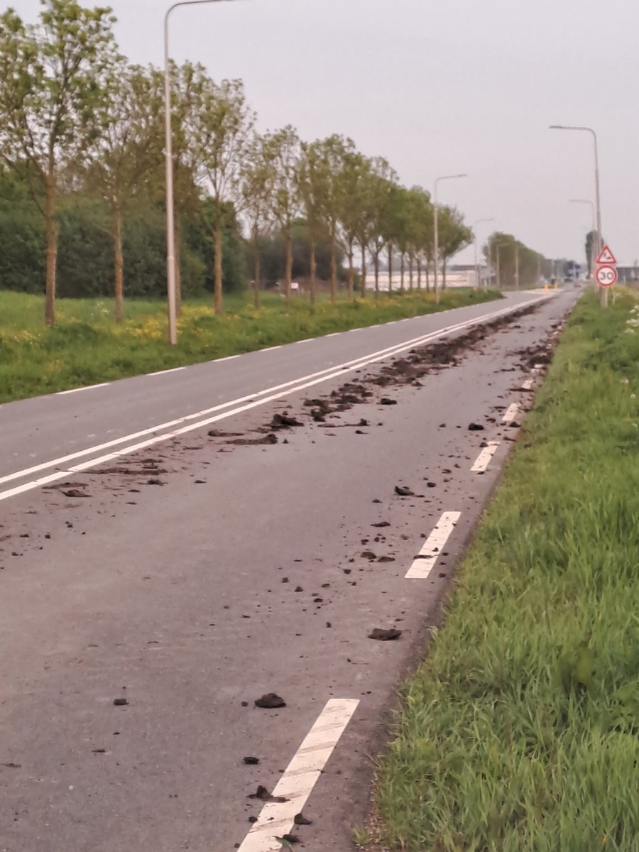 Beste boer die aan de Ambachtsheerweg in Kudelstaart zit dit kan dus echt niet om de openbare weg zo te vervuilen.
Morgen gaat het regenen dus spekglad, onverantwoordelijk