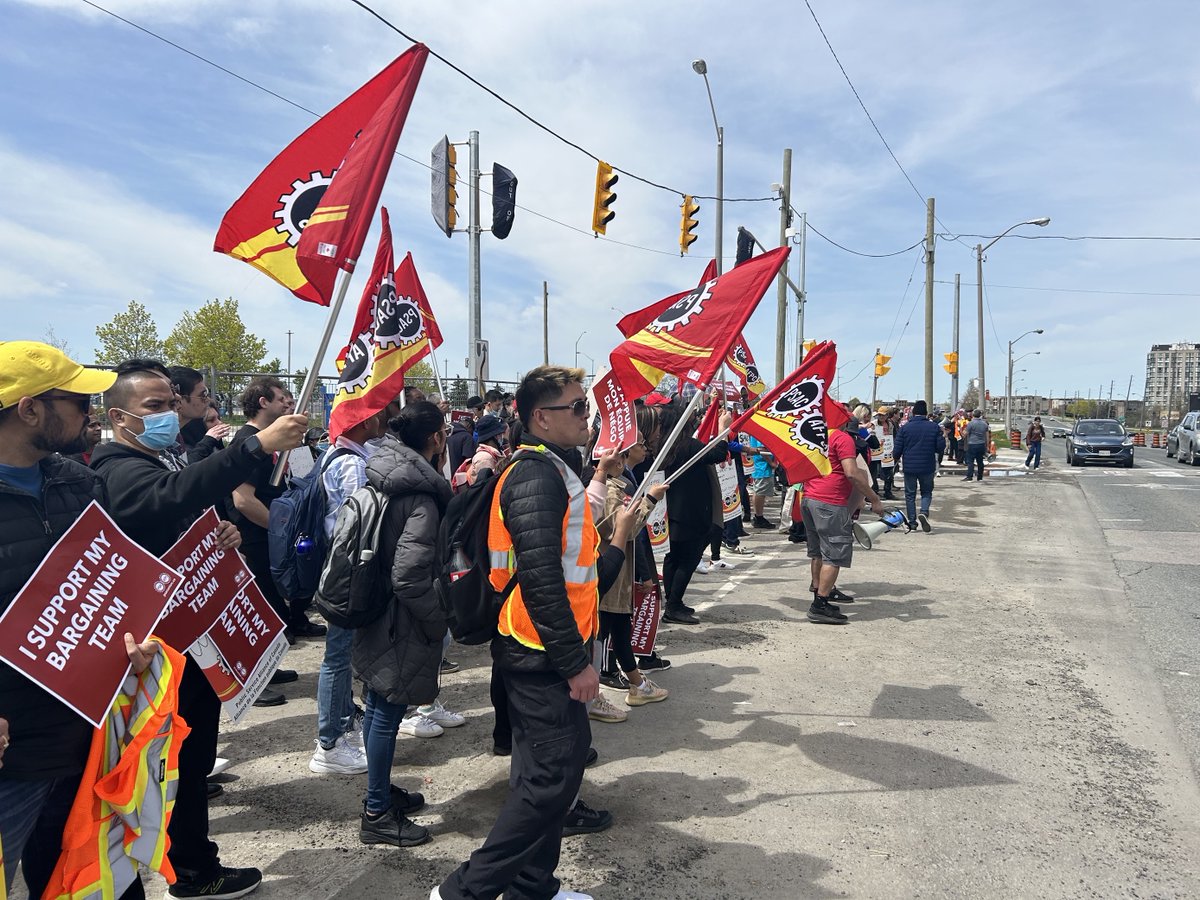 psac_afpc's tweet photo. Casino Woodbine has locked out over 800 PSAC members fighting for a fair contract and better working conditions. 

Please join the picket line at Casino Woodbine: 555 Rexdale Blvd, Etobicoke, ON https://t.co/lL4me1jRMk