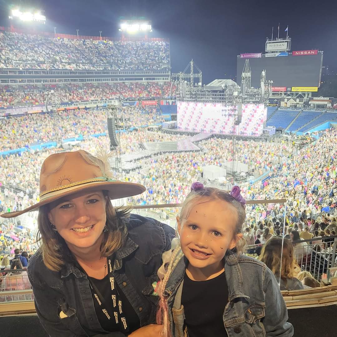 HopeNationRadio's tweet photo. Big night for one of our kiddos at the @taylorswift13 concert. Take that cancer! https://t.co/LuZFURaI7K