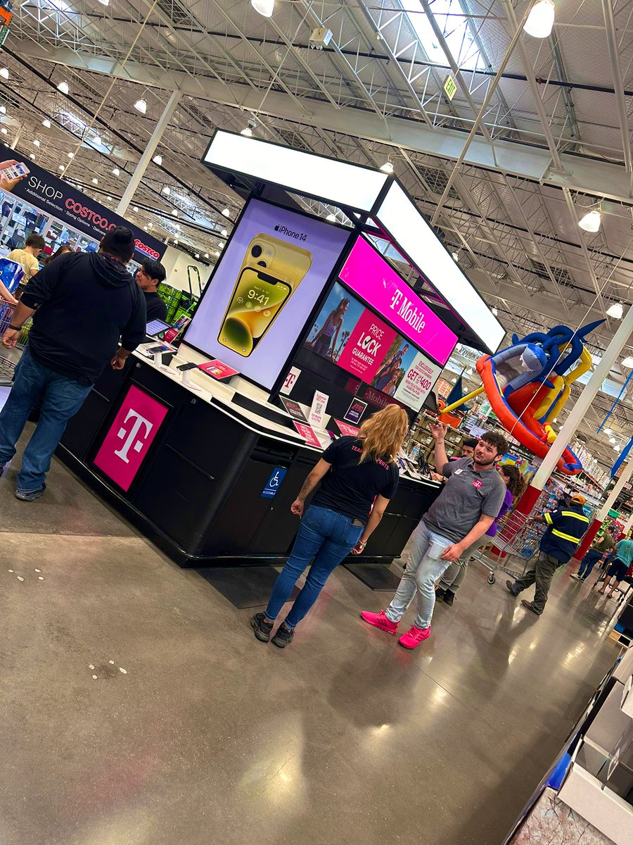Love to see team magenta winning together!🤝 Thank you @NoahGerald for sharing best practices from mobile distribution to our Costco teams! 🚚💨