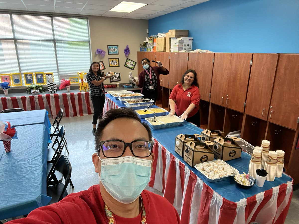 MrRebullida's tweet photo. Day 1 Teacher Appreciation! Thanks for the Brunch and Sweet Treat! @Almeda_Elem @Ian_Olmstead @deandra_waters @MsMariaPinedo @MrsAndersonABC @msbaileybaybee https://t.co/QPqTPPchtw