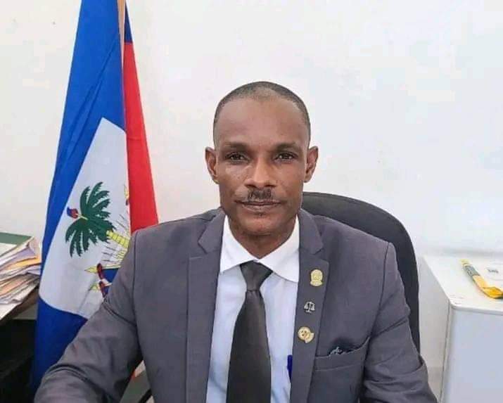 wilton_severe's tweet photo. La population Gonaïvienne n'est pas totalement satisfaite de la révocation du CG Serard Gazius uniquement, elle exige l'arrestation immédiate de l'ex commissaire Serard pour différents crimes. https://t.co/vDxJotr9fM