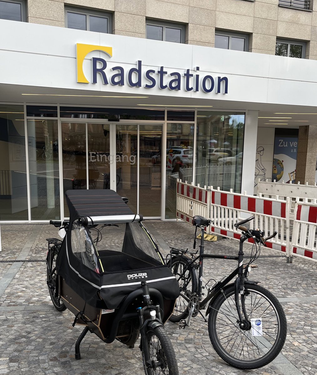 mabahe's tweet photo. Für unseren Ausflug nach Münster zu #Bummelkasten heute das erste Mal neue #Radstation @StadtOsnabrueck. Jetzt noch 24/7 und kostenlos. Dann wäre auch das Rad-Abstell-Chaos am Hbf gegessen. https://t.co/oHmlKz5mdf