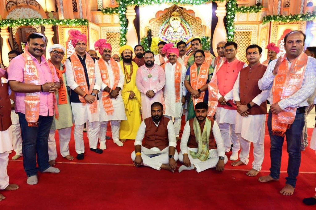 सरदार पटेल धार्मिक महोत्सव समिति द्वारा सलैया चौराहा पर  आयोजित खाटू श्याम बाबा के कीर्तन में भाजपा प्रदेश अध्यक्ष श्री <a href="/vdsharmabjp/">VD Sharma</a> जी के साथ सम्मिलित हुआ एवं सुप्रसिद्ध भजन गायक श्री <a href="/KANHIYAMITTAL30/">KANHIYA MITTAL</a> जी के भजनों का आनंद लिया।