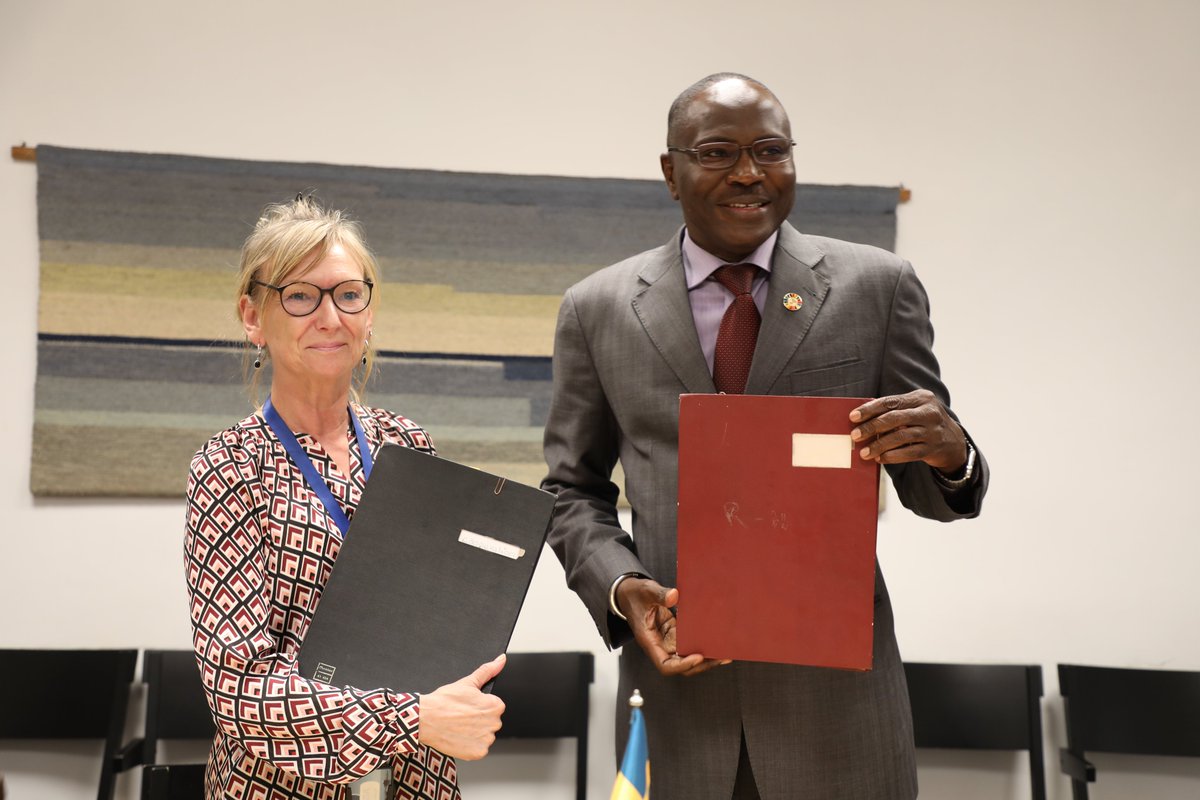 PNUDMALI's tweet photo. Cérémonie de signature à l'Ambassade de la Suède pour le projet conjoint de sécurité climatique entre le @PNUDMali et @oim_mali

L'appui de la Suède 🇸🇪 permettra de renforcer les efforts liés à la mobilité dans le cadre de la sécurité climatique au Mali🇲🇱.

📍Bamako
📅08 mai https://t.co/Hbi0O0ub39