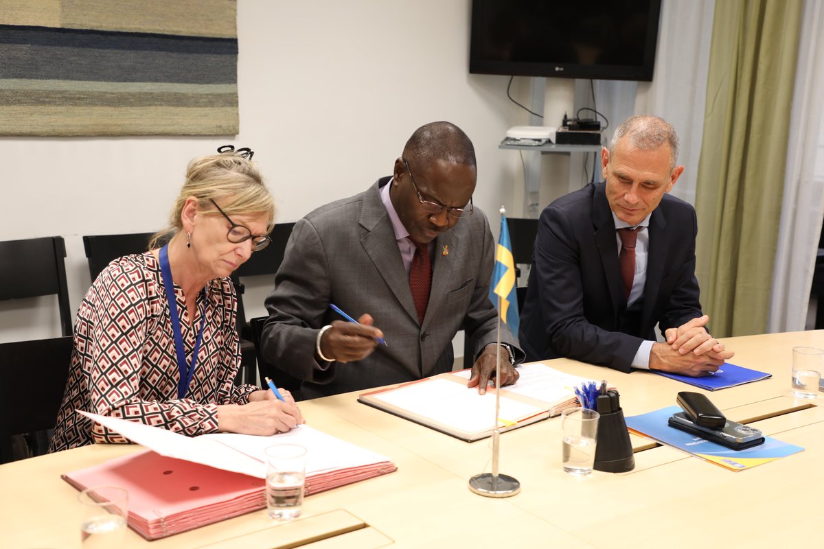 PNUDMALI's tweet photo. Cérémonie de signature à l'Ambassade de la Suède pour le projet conjoint de sécurité climatique entre le @PNUDMali et @oim_mali

L'appui de la Suède 🇸🇪 permettra de renforcer les efforts liés à la mobilité dans le cadre de la sécurité climatique au Mali🇲🇱.

📍Bamako
📅08 mai https://t.co/Hbi0O0ub39