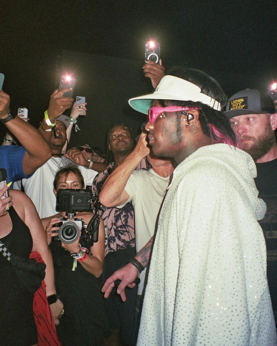Days since pink tape was announced on twitter 868 days since lil uzi