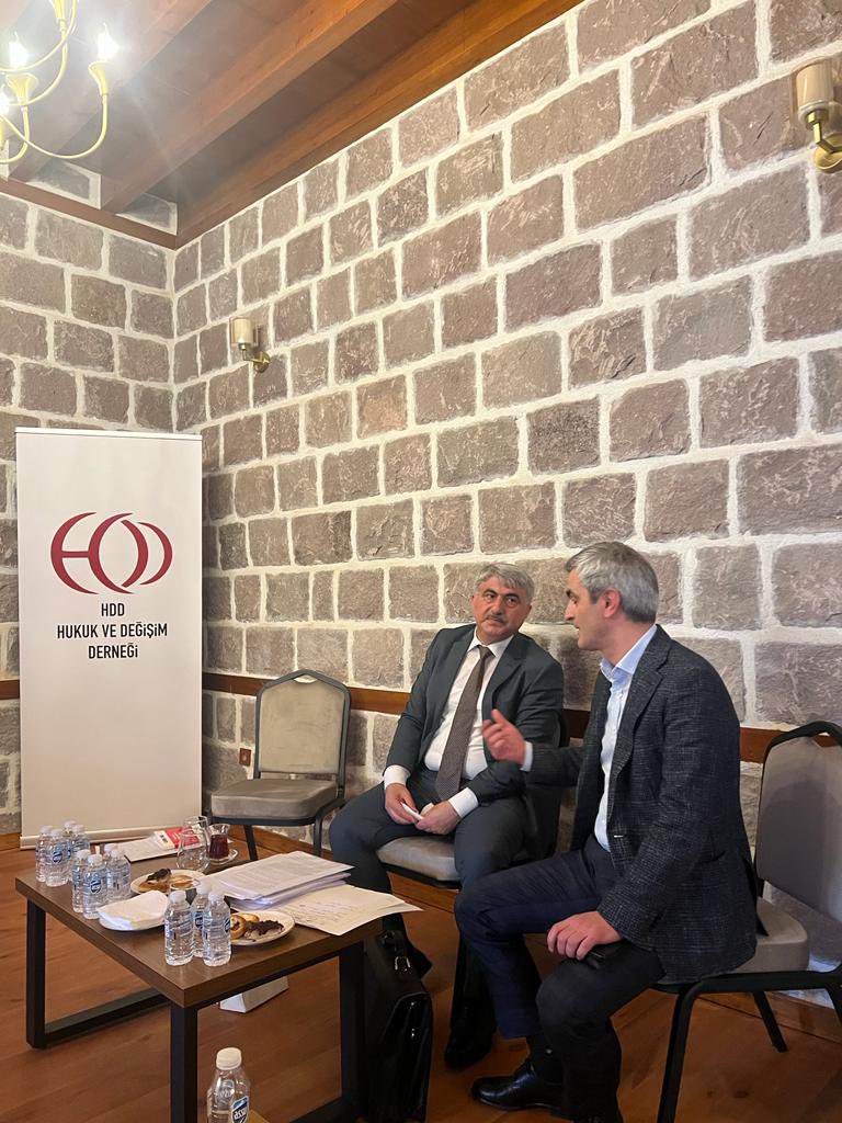 Yasin Naci Ağaroğlu anısına düzenlenmiş olan makale yarışmamız sonucunda dereceye girmiş olan Ezgi Gümüş ve Asım Büyük’e ödülleri takdim edilmiştir. 

Programımıza katılarak bilgi ve tecrübe paylaşımında bulunan Anayasa Mahkemesi Üyesi Selahattin Menteş’e de teşekkür ediyoruz.