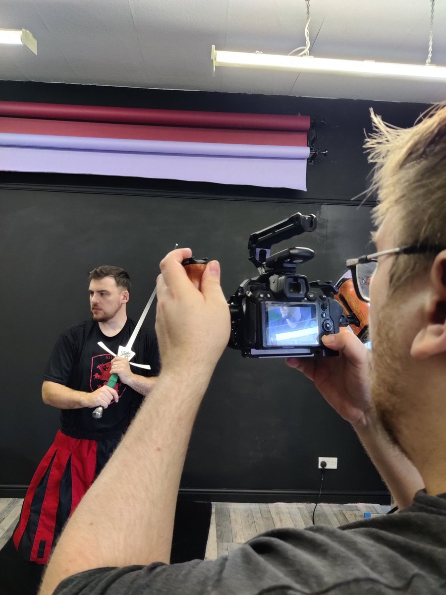 squishedmitten's tweet photo. Another great session as runner/assistant for @NineOfNein while he was photographing @BleachedInk today! Great fun and got to learn a lot about swords and the art of combat! Here's a couple of behind the scene shots: https://t.co/eTTh9SnYhb