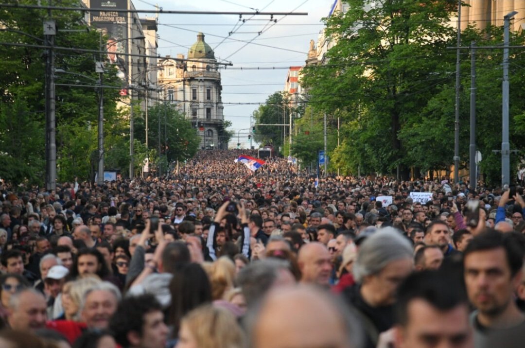 izNenadaToma's tweet photo. Slobodna i vecinska Srbija na ulici.
Sve mora da stane!
#Novisad
#Beograd 
#svemoradastane https://t.co/OcFJkpjGI1