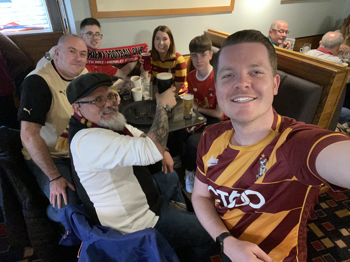 BethanyAmber94's tweet photo. What a great footballing weekend. Not often @liamscottwy, @Gavin_Dimmock and I get to a game all together these days - let alone Saturday AND Sunday.

Fab to see our southern family @OrientSteve72 and @Dan_Coleman98 up North supporting #LOFC too!

@ManUtdWomen @officialbantams https://t.co/M3T5x2tDO9