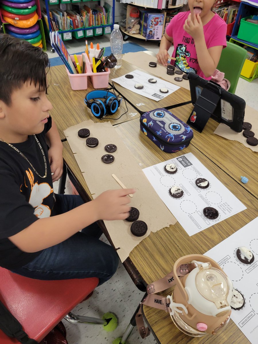 Jaleydapz's tweet image. Moon faces and Oreo cookies make a delicious combination 🌙 🌚 🌔 🌕 🌖 🌛 🌙  Learning is fun #moonfaces #oreocookies