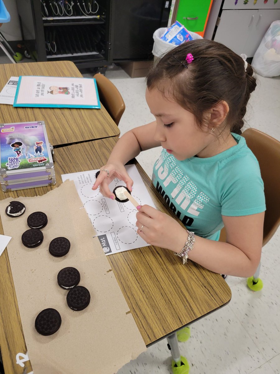 Jaleydapz's tweet image. Moon faces and Oreo cookies make a delicious combination 🌙 🌚 🌔 🌕 🌖 🌛 🌙  Learning is fun #moonfaces #oreocookies
