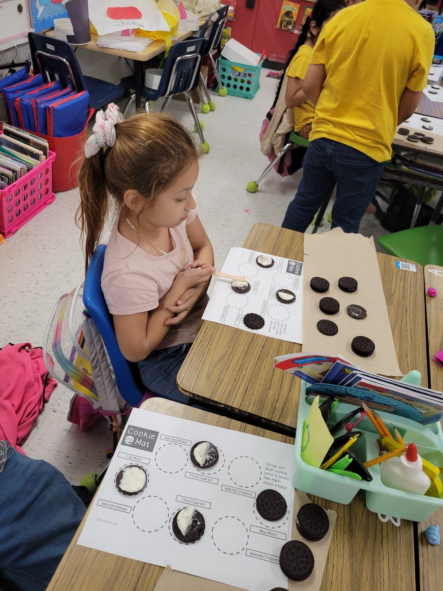 Jaleydapz's tweet image. Moon faces and Oreo cookies make a delicious combination 🌙 🌚 🌔 🌕 🌖 🌛 🌙  Learning is fun #moonfaces #oreocookies