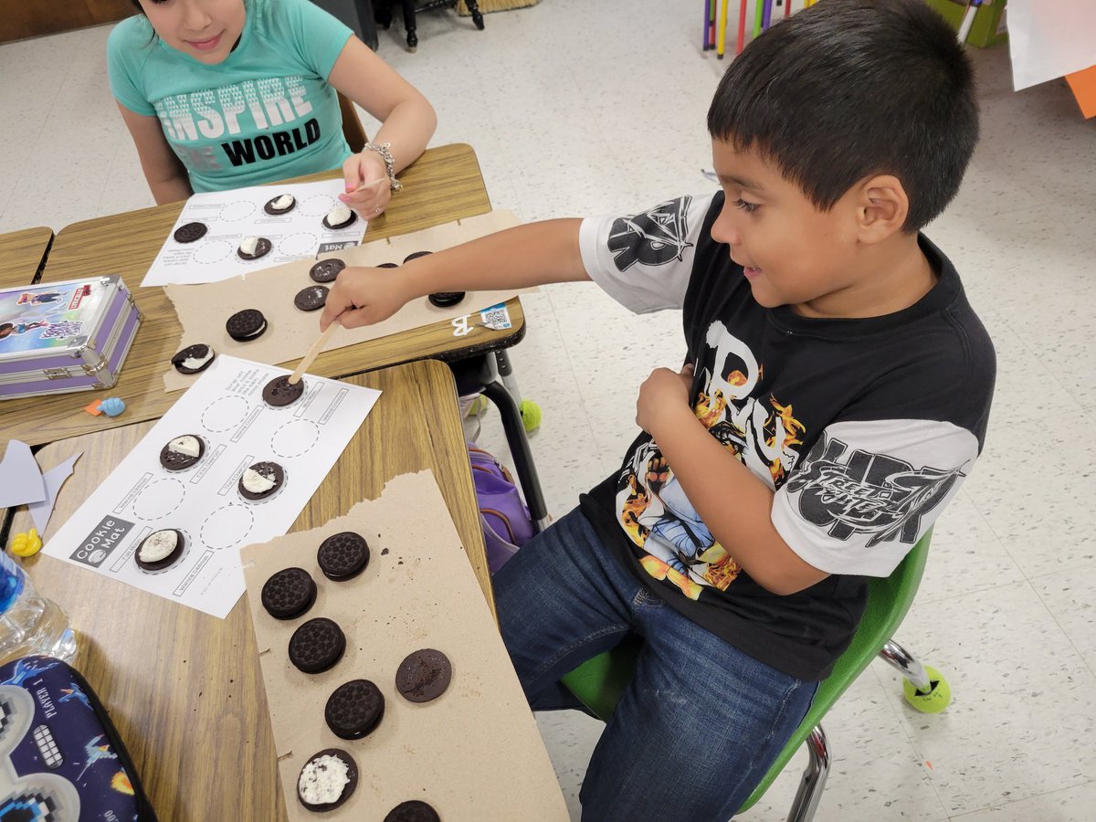 Jaleydapz's tweet image. Moon faces and Oreo cookies make a delicious combination 🌙 🌚 🌔 🌕 🌖 🌛 🌙  Learning is fun #moonfaces #oreocookies