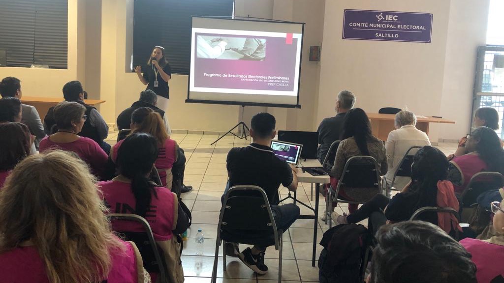 IEC_Coahuila's tweet photo. #IECInforma |
El Consejero Presidente del @IEC_Coahuila, @rodrigo_0378, supervisa la capacitación sobre el PREP y los modelos de Mecanismos de Recolección dirigida a Supervisores y Capacitadores Asistentes Electorales. https://t.co/8Ctrhv12fA