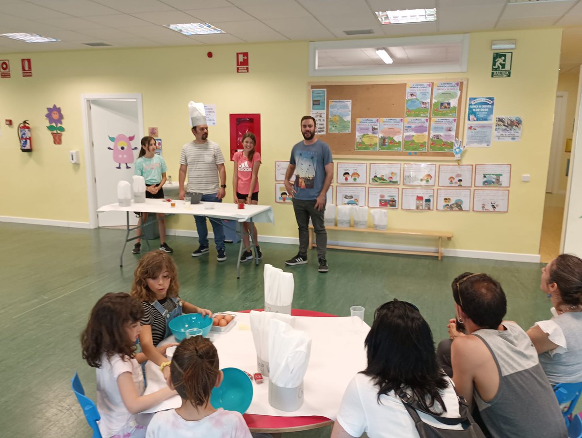 Arganda_Ayto's tweet photo. Continuando con la programación de las X Jornadas de Infancia y Familia en el @CRIA_arganda se ha desarrollado un taller especial de Pequecheff, para familias con peques de 8 a 12 años. A la actividad ha asistido el concejal de Infancia, Luis Miguel Cuéllar #Arganda https://t.co/0FwHp7z72H