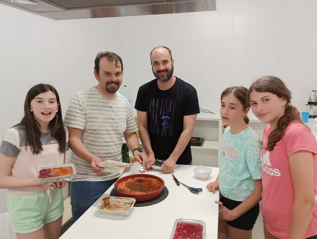 Arganda_Ayto's tweet photo. Continuando con la programación de las X Jornadas de Infancia y Familia en el @CRIA_arganda se ha desarrollado un taller especial de Pequecheff, para familias con peques de 8 a 12 años. A la actividad ha asistido el concejal de Infancia, Luis Miguel Cuéllar #Arganda https://t.co/0FwHp7z72H