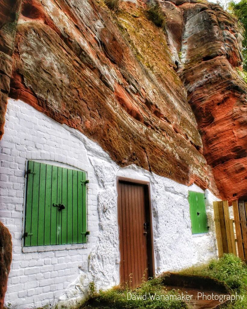 Cottages carved into the red sandstone of Kinver Edge. #england #kinver #staffordshire #worcestershire #rockcottage #sandstone #unique #cliff #englishcountryside #nationaltrust #exploreuk #traveluk #travel #travelinsta #instapic instagr.am/p/Cr_jhaZP7Wh/