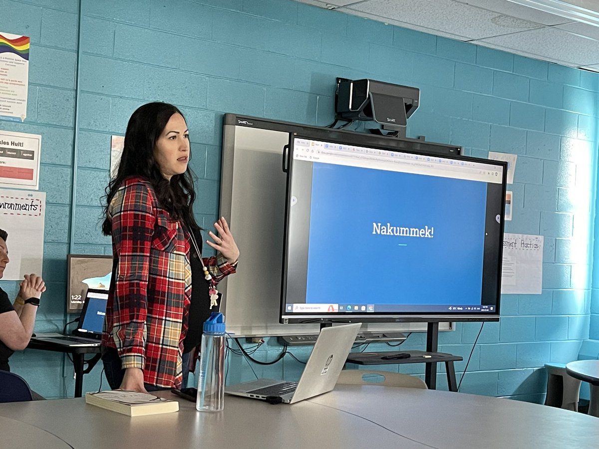 Lora Angnatok tweet media