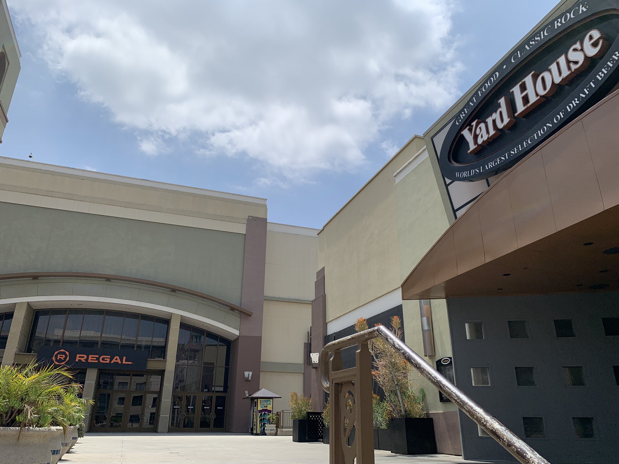 Simone Cromer 🎥 on Twitter "I’m outside the soon to be opening