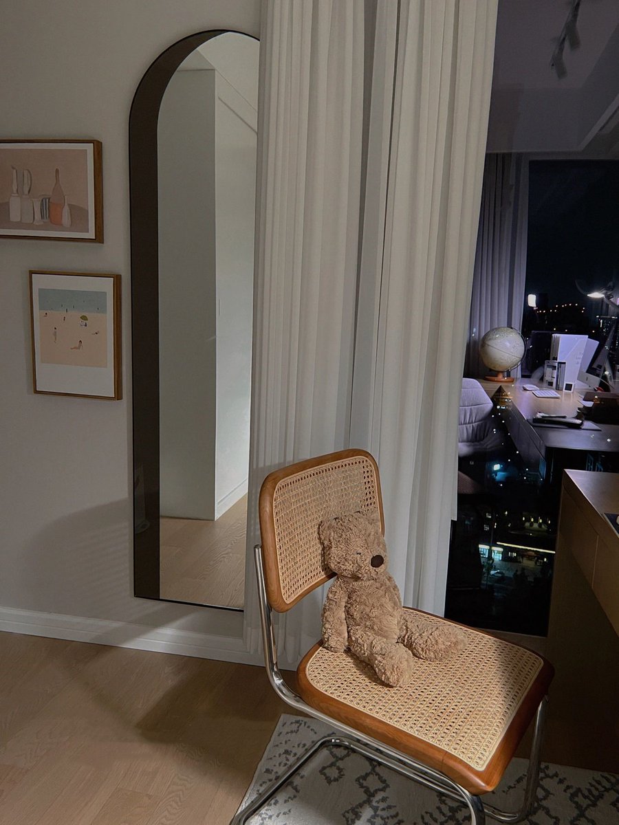 UUQQTwi's tweet photo. Late nights at the home office are always restful. https://t.co/9Gt1O19eNc
