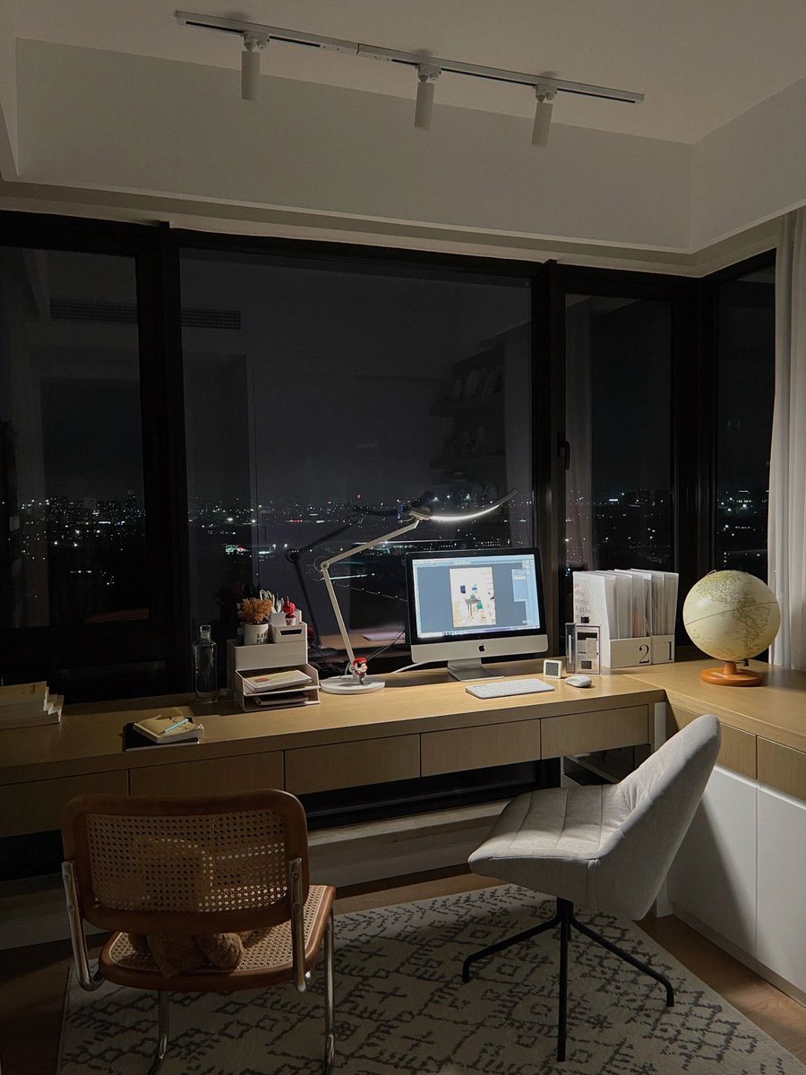 UUQQTwi's tweet photo. Late nights at the home office are always restful. https://t.co/9Gt1O19eNc