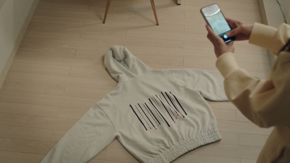 JoyofKDramas's tweet photo. The only thing to do. You ain't gonna throw these expensive things away. 😭
#BoraDeborahEp6 #TrueToLoveEp6 https://t.co/xWMg7SadJe