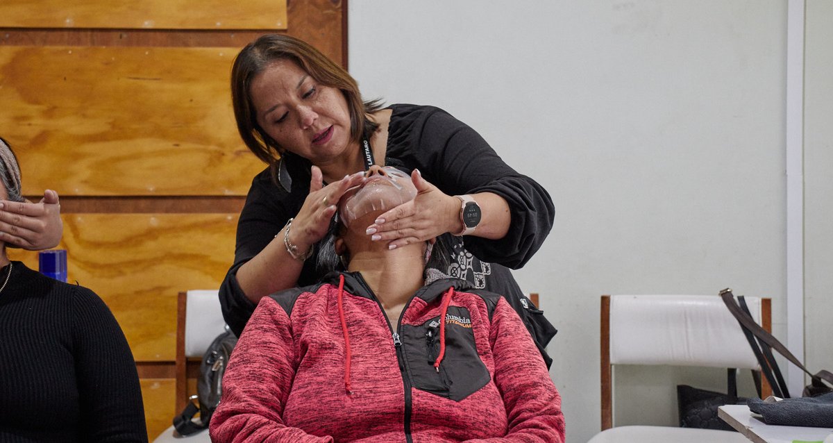 Con cortes de pelo, manicure, limpieza facial, masajes, concursos, puestos de ventas y mini actividades para los niños que acompañaron a sus mamás, se desarrolló la “Expo Mamá” en el Centro Cultural de #Lautaro en marco de la Conmemoración del #DiaDeLaMadre .