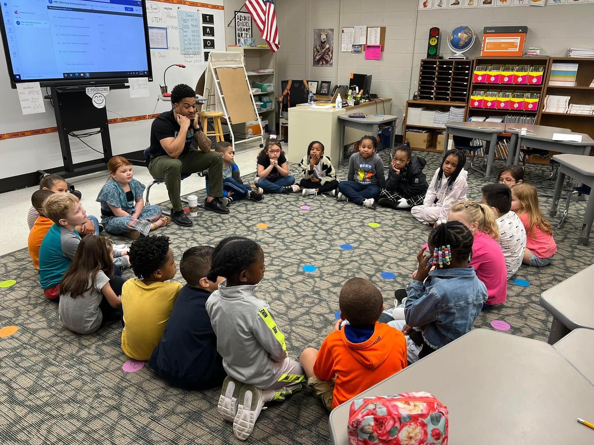 MaryCastleElem's tweet photo. 🌏Monday Motivation🌏 Mr. Howard’s 1st grade and Ms. Garmon’s 4th grade classroom start their morning building relationships through a Morning Meeting. #resetMEC #socialemotionallearning https://t.co/HSUKR5SsmZ