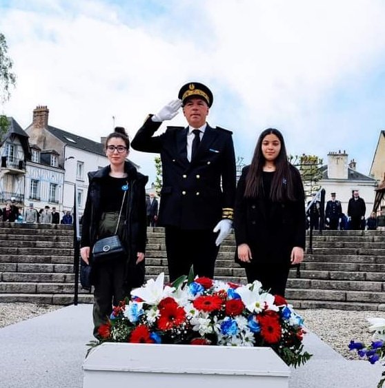 BAYARDChris's tweet photo. Alençon le 8 mai 2023. Cérémonies du 78ème anniversaire de la Victoire du 8 mai 1945.
Les élèves de la Classe Défense du @CollegelouiseM totalement impliqués pour la vente du bleuet, la lecture des textes et les dépôts de gerbes aux côtés des autorités @Prefet61 @dsden61 https://t.co/C6aFzGZEoc