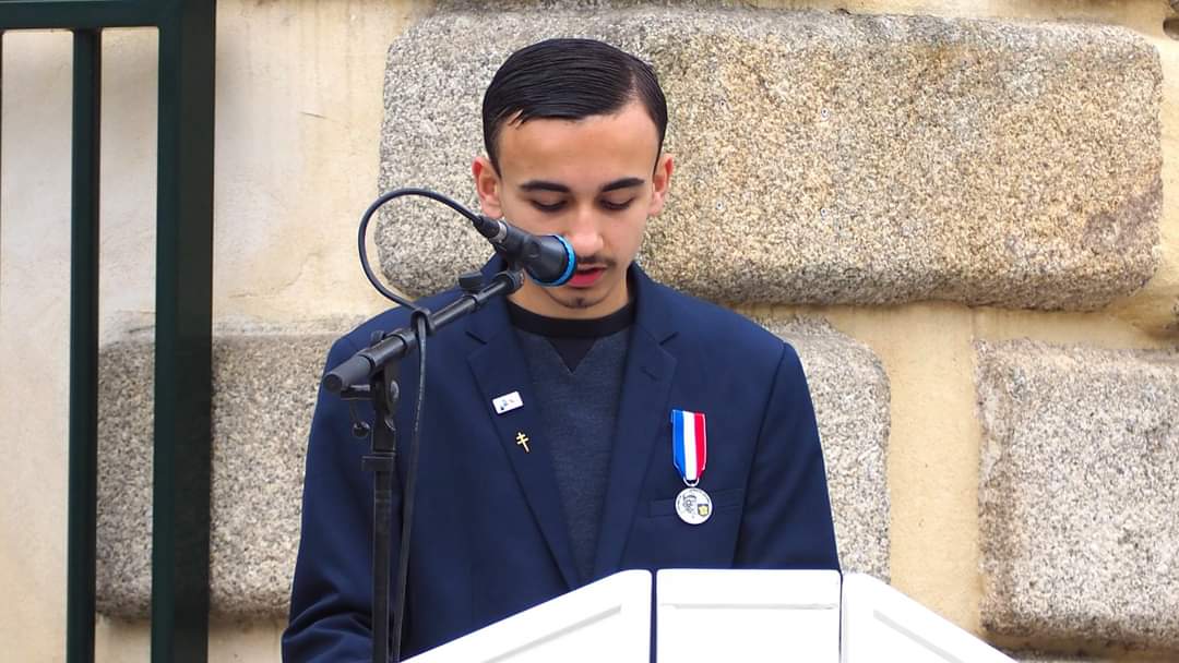 BAYARDChris's tweet photo. Alençon le 8 mai 2023. Cérémonies du 78ème anniversaire de la Victoire du 8 mai 1945.
Les élèves de la Classe Défense du @CollegelouiseM totalement impliqués pour la vente du bleuet, la lecture des textes et les dépôts de gerbes aux côtés des autorités @Prefet61 @dsden61 https://t.co/C6aFzGZEoc