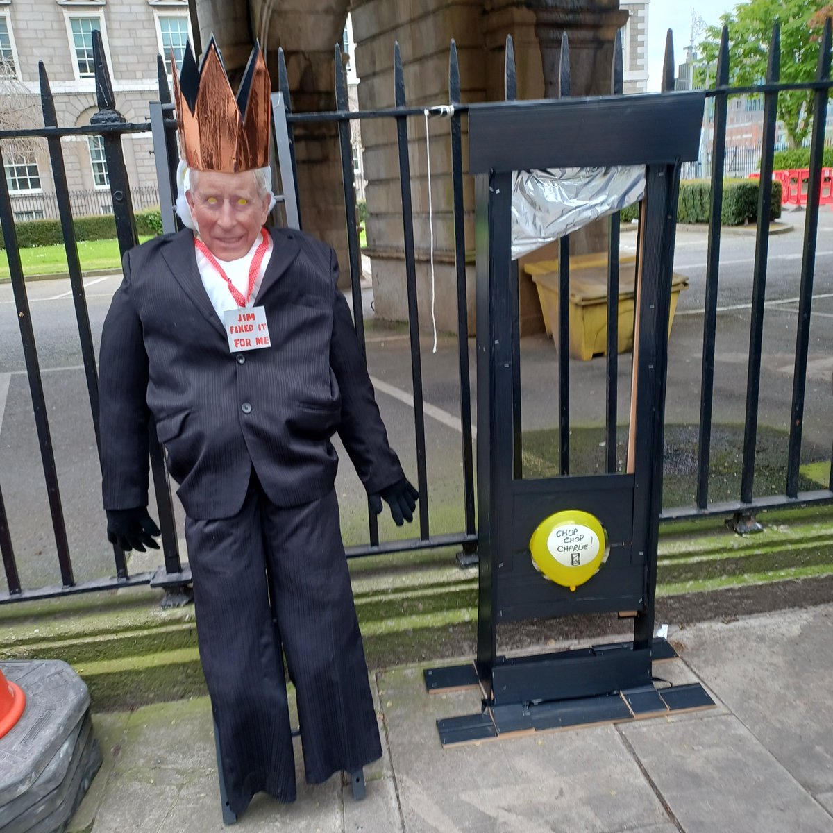 AIAIreland's tweet photo. Assembling at the James Connolly statue the marchers made their way along Abbey Street to the GPO on O'Connell Street carrying a life sized effigy of Charles Windsor and a guillotine.

2/ https://t.co/rkb9SOtJTh