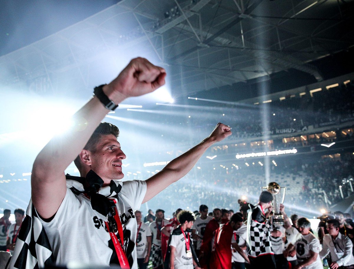 DeportesReports's tweet photo. Mario Gomez: "İnsanlara bazen anlatıyorum. Beşiktaş'ta geçirdiğim sezon, kariyerimin en iyi sezonuydu. Her şeyiyle harika bir sezondu. 8-9 yıl sonra şampiyon olduk. Dünyanın en güzel stadyumundaki ilk golü attım. İstanbul, harika bir şehir. Benim için en iyi 3 şehirden biri." (Go Türkiye)
