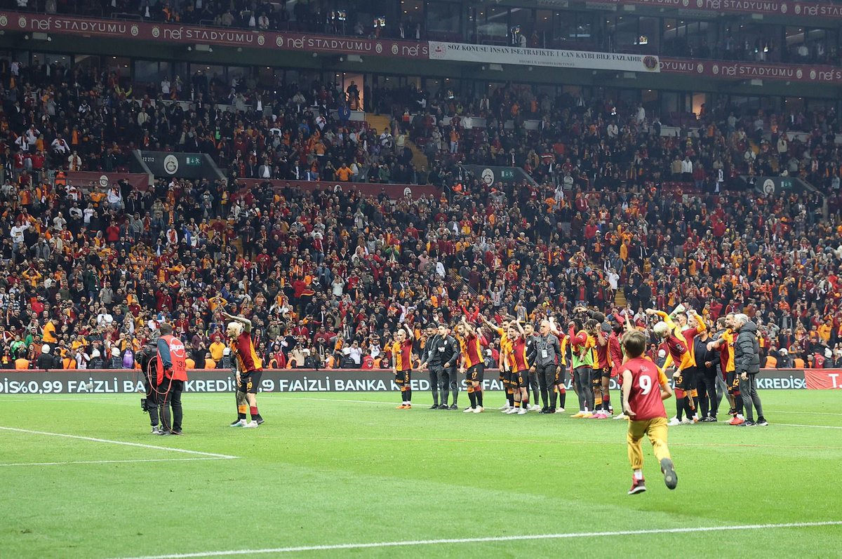 GalatasaraySK's tweet photo. Çocukluk aşkımsın… 💛❤️

#GSvİBFK https://t.co/hKEekdayBv