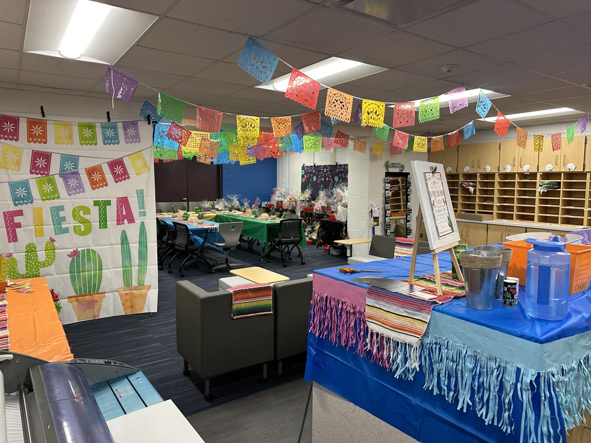 mrserinlaporte's tweet photo. How did we get so lucky to have amazing students, parents, and PTO that shows so much appreciation for us this week and always! THANK YOU! ⁦@NCSD⁩ ⁦@NoviVillageOaks⁩ https://t.co/V3aay9ynoy