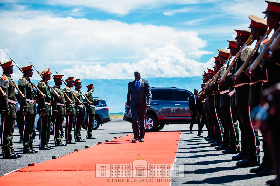 Claudenshim's tweet photo. #Highlights
#11thROMSummit
L' arrivée de Moussa Faki Mahamat Président de la Commission de l'Union Africaine #UA à l'Aéroport International Ndadaye Melchior à #Bujumbura 🇧🇮 https://t.co/O0H11PPnYx