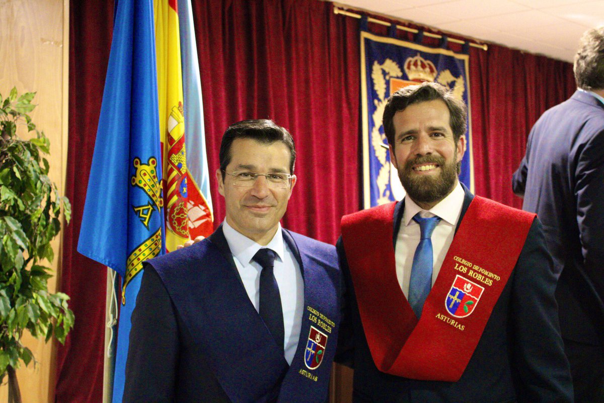Fue todo un honor dirigirme a los alumnos de @LosRoblesEdu en un acto tan importante. Muchas gracias al claustro de profesores por la invitación. Añado una foto con don Chema <a href="/chemarvir/">Chema Rguez Virgili</a>, responsable de <a href="/LosRoblesAlumni/">Los Robles Alumni</a>, que me hace especial ilusión.