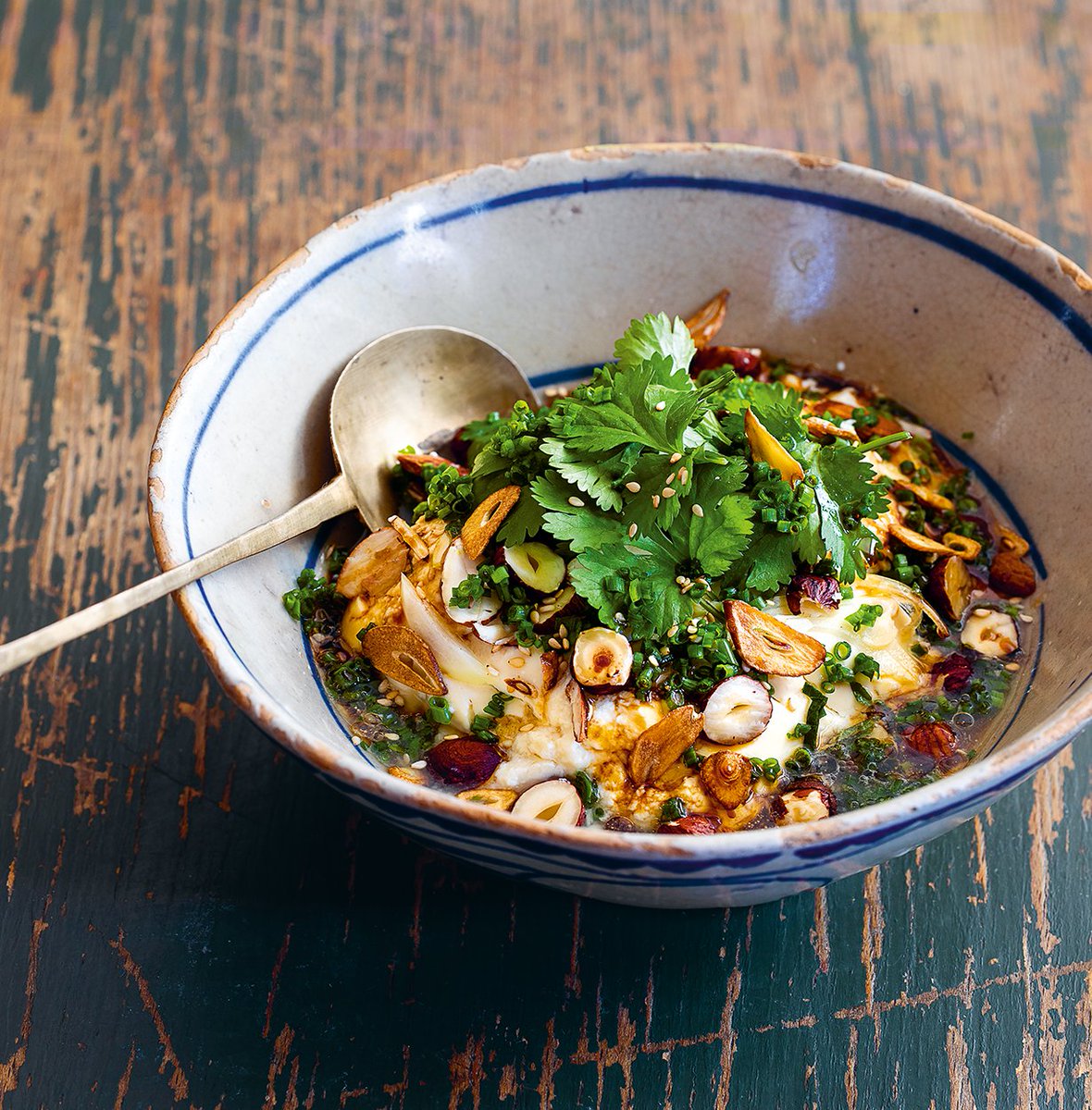 Soep, snacks, salades, hoofdgerechten, cocktails, thee en meer: in 'Authentiek Japan thuis' leert Maori Murota je de fijne kneepjes van de Japanse keuken onder de knie te krijgen. Wat is jouw favoriete Japanse gerecht? 

bit.ly/authentiekjapa…