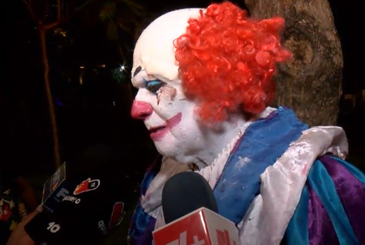El icónico payaso ESO, un hombre que se caracteriza como el personaje para ganarse la vida, fue asaltado y golpeado anoche en el Centro de GDL.

Aseguró que varios sujetos con acento centroamericano lo agredieron con una piedra en la cabeza y lo despojaron de sus pertenencias.