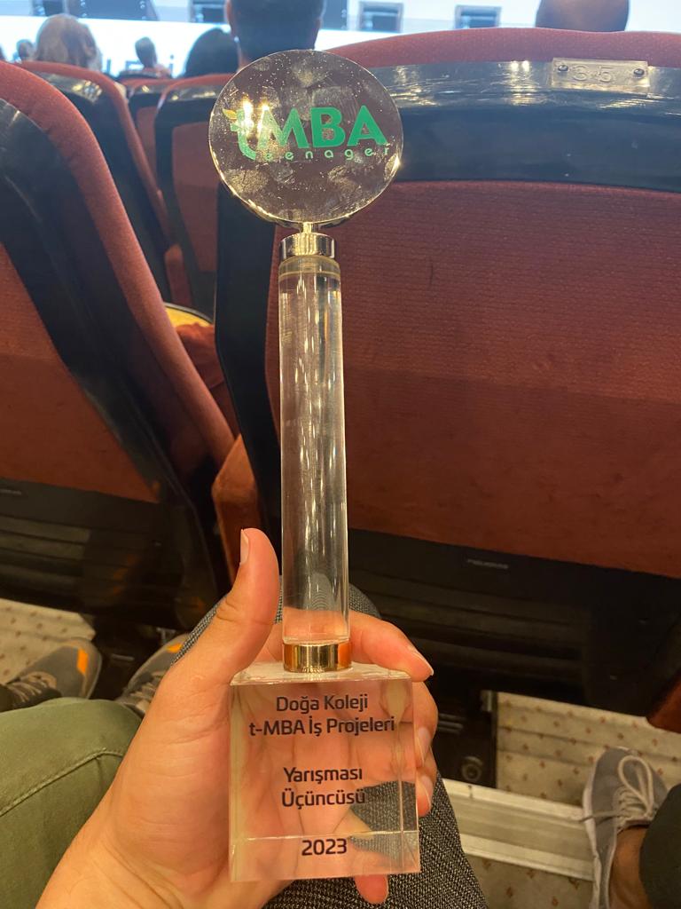 SARIYERDOGAA's tweet photo. 16.t-MBA Zirvesinde "İş Projeleri" kapsamında Sarıyer Kampüsü olarak 3.olan öğrencilerimiz plaketlerini aldılar. Gururluyuz.🏅🧿
@DogaOkullari @arzuozsu @Azrafraarzu1 @BetulErok @selcukdoga https://t.co/z1dILRDO8J