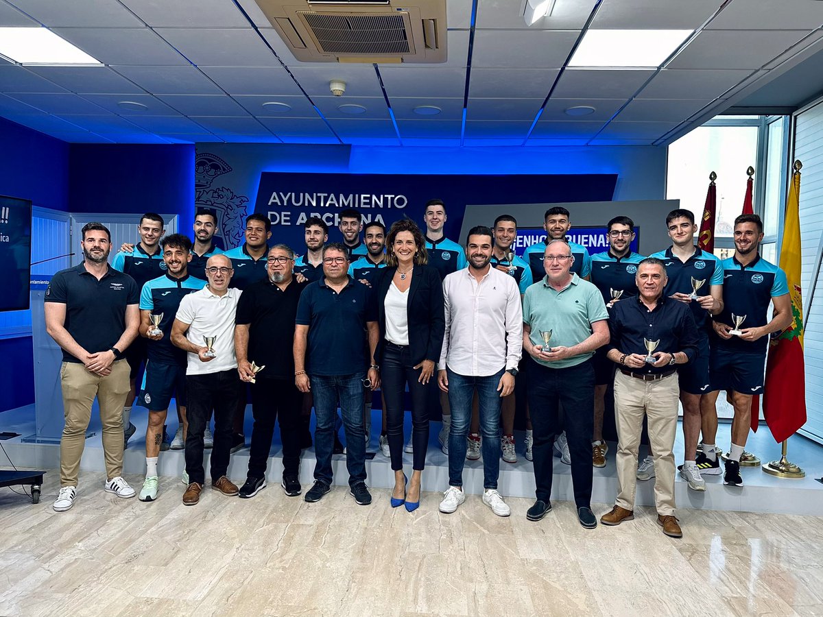Patriciaflopez's tweet photo. 🏆Recepción del equipo del @archenafc que ha hecho historia con su ascenso a 
1 🄰🅄🅃🄾🄽ó🄼🄸🄲🄰 

𝓞𝓻𝓰𝓾𝓵𝓵𝓸𝓼𝓪 del gran trabajo del equipo técnico, jugadores y club por una magnífica temporada 👏

Todo mi apoyo y #Compromiso ⚽️
@ffrm_es https://t.co/EzsRYsvrAX