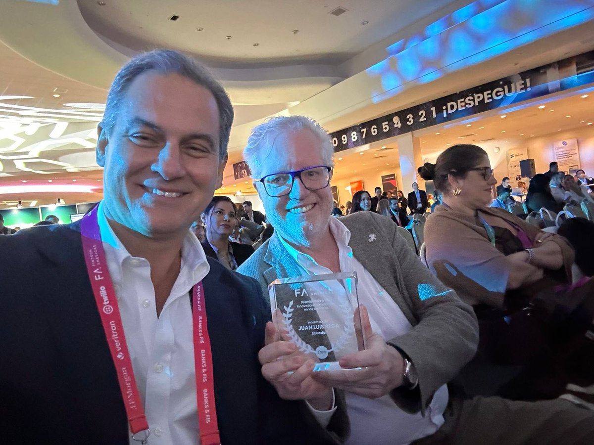 AngeloCaputiO's tweet photo. .@BancoGuayaquil es reconocido una vez más entre los bancos innovadores que lideran la transformación digital en las Américas. En los Premios País de @fintechamericas, fuimos galardonados con el Oro por nuestra innovación en canales de atención con reconocimiento biométrico. 💪 https://t.co/GjhJi8Vaj5