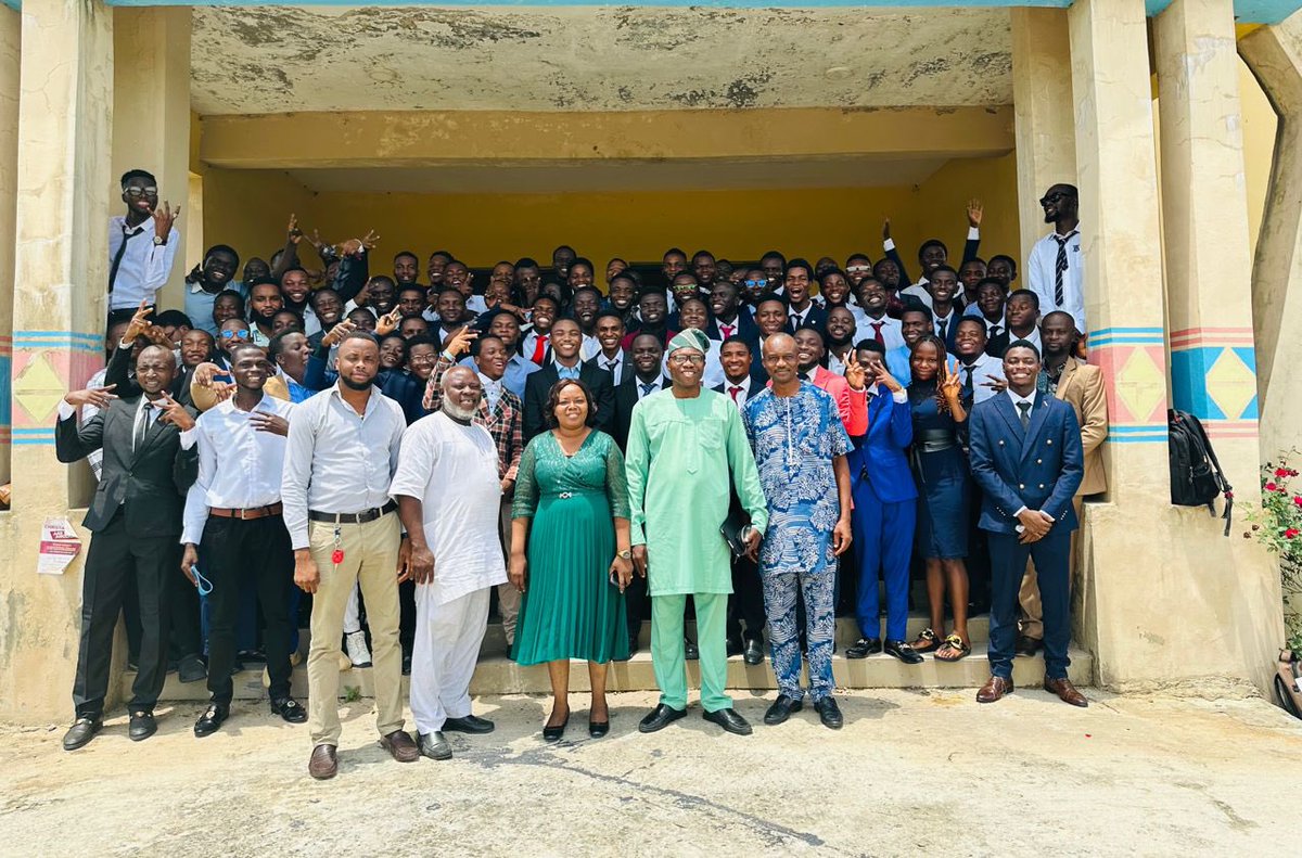 Fakayodejibola1's tweet photo. Alhamdulilahi. Final Defense π¨βππ·ββοΈB.Eng Civil Engineering #oousignout https://t.co/1zlWMSMqWK